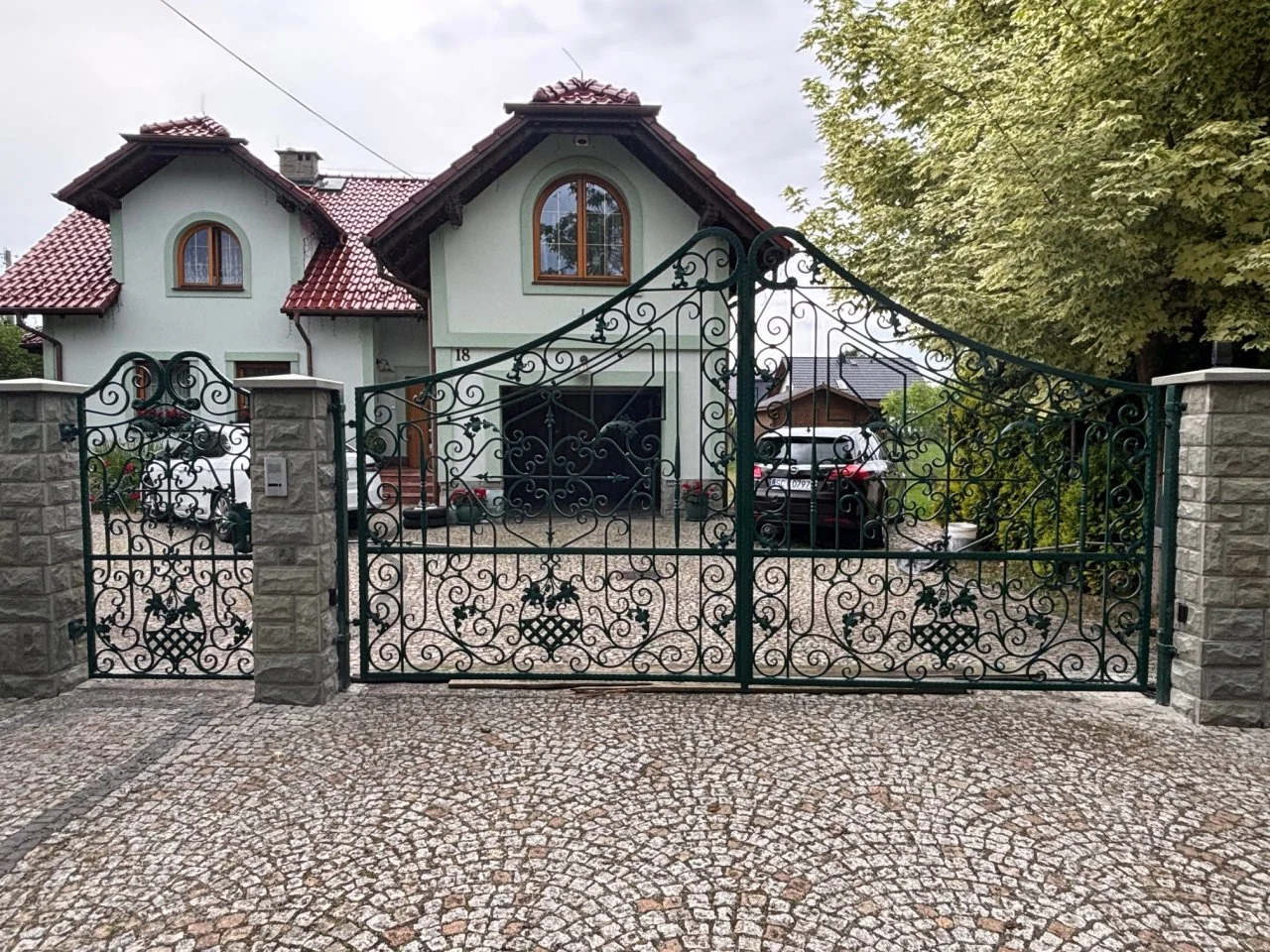 Wyrób kuty: Brama Kuta Dwuskrzydłowa z Ornamentyką Winiarską
