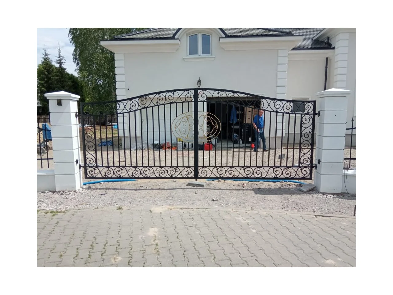 Wyrób kuty: Brama Kuta Uchylna z Ornamentyką Klasyczną