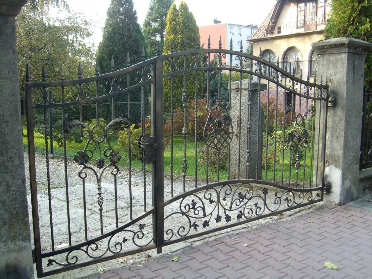 Wyrób kuty: Brama Kuta Uchylna z Ornamentyką Winiarską