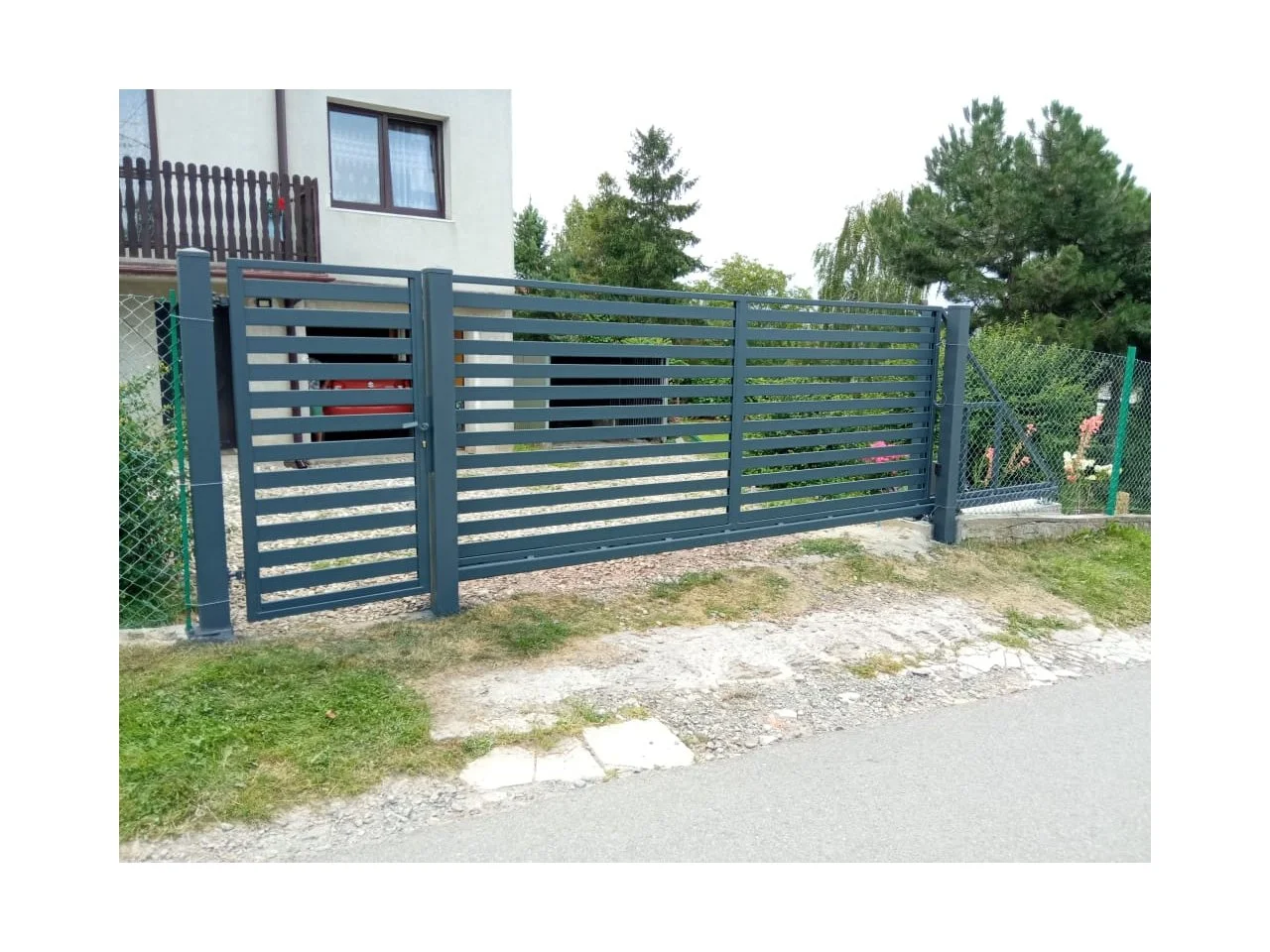 Wyrób kuty: Brama Przesuwna z Panelem Horyzontalnym i Zintegrowaną Furtką