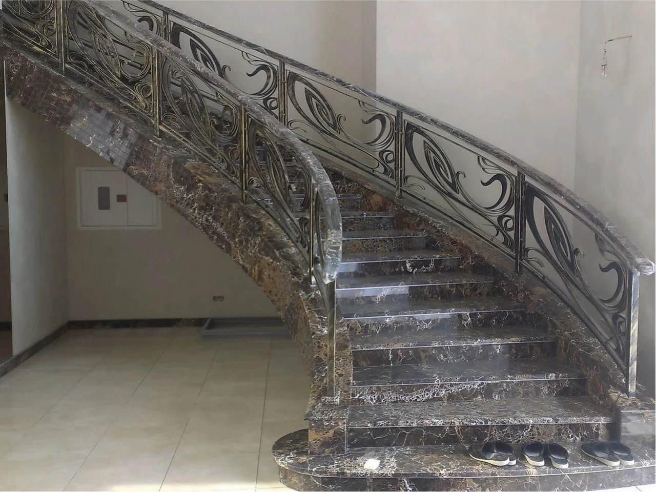 Wyrób kuty: Ekskluzywna Kuta Balustrada Schodowa Art Nouveau