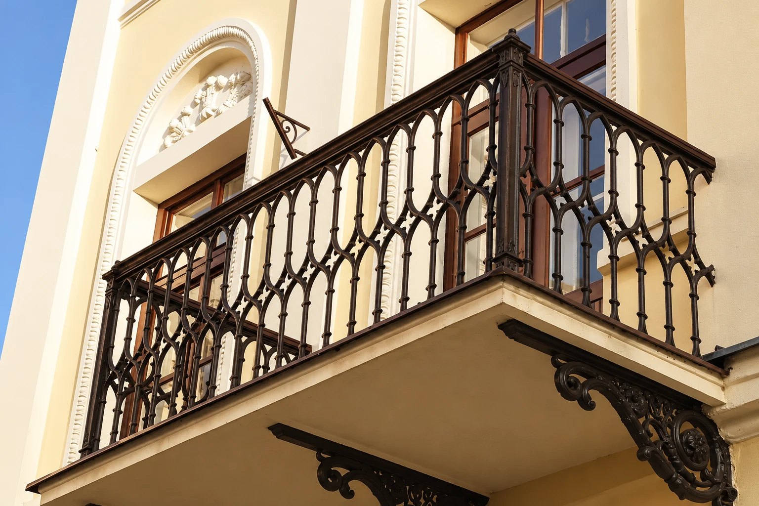 Kuta balustrada balkonowa w stylu neogotyckim, model sc84 — odtworzone ujęcie oryginalne. Wizualizacja AI.