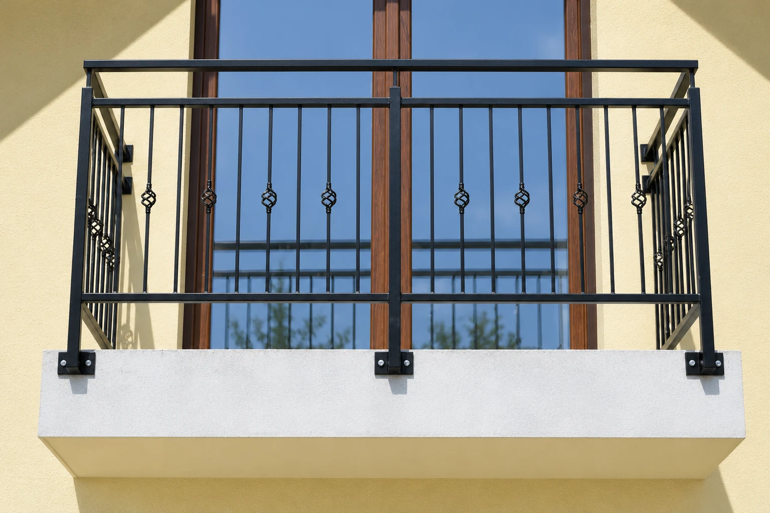 Kuta balustrada balkonowa z detalami kowalskimi, model BKZ44 — odtworzone ujęcie oryginalne. Wizualizacja AI.