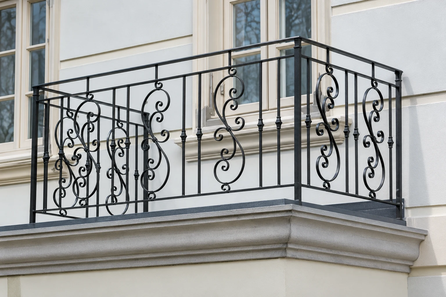 Kuta balustrada balkonowa z ornamentem klasycznym, model BKZ69 — odtworzone ujęcie oryginalne. Wizualizacja AI.