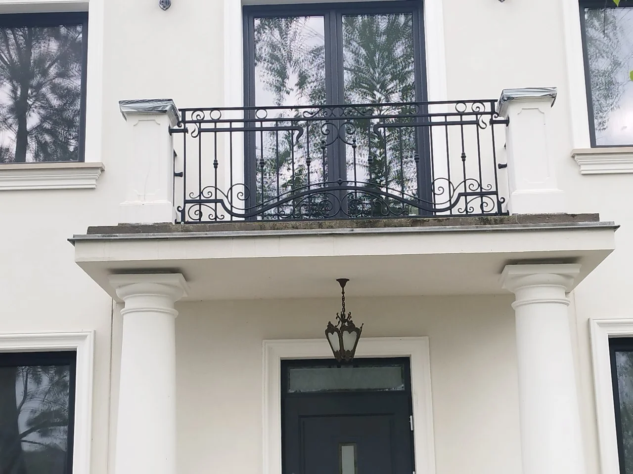 Wyrób kuty: Kuta Balustrada Balkonowa z Ornamentyką Klasyczną