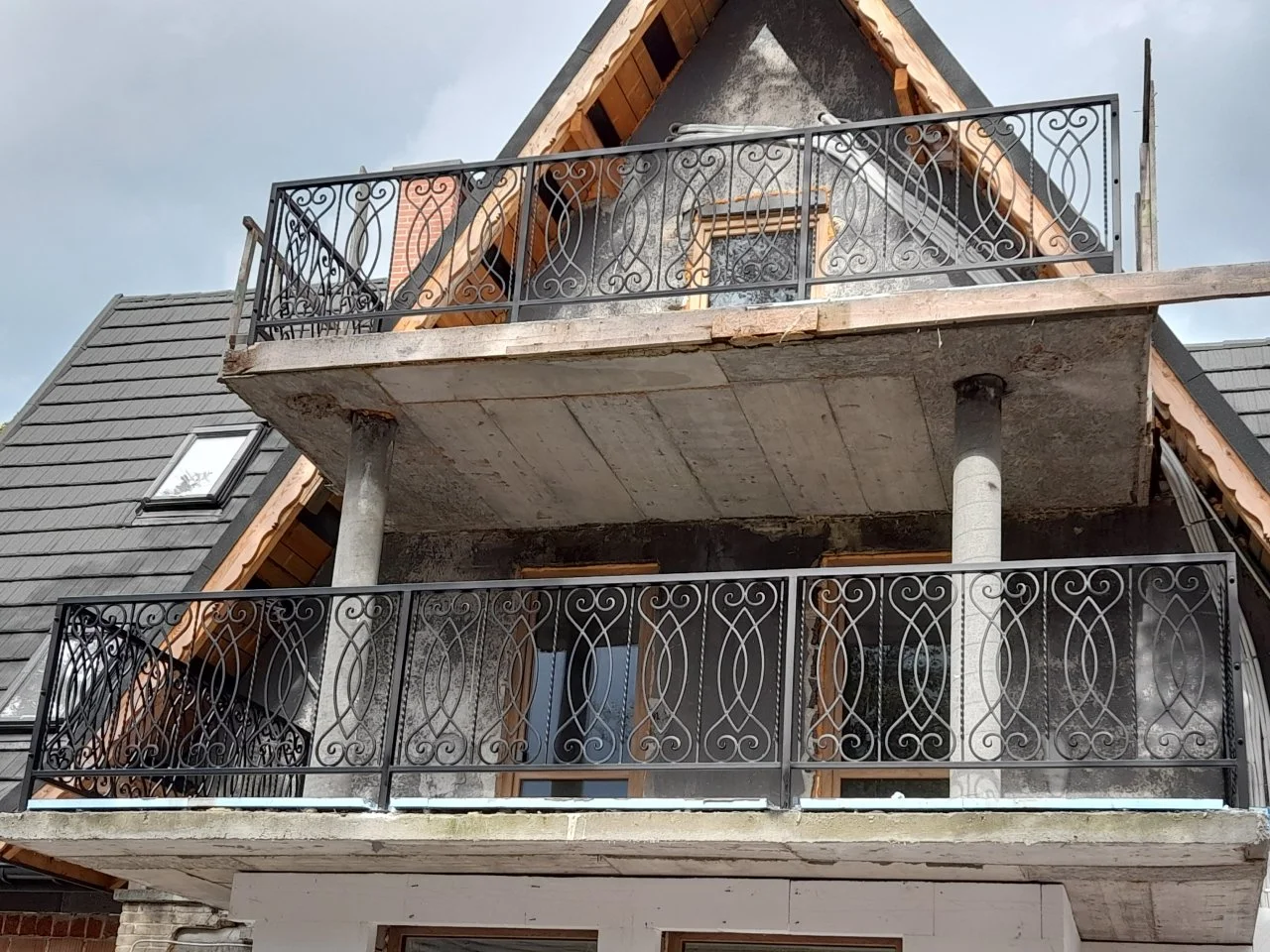 Wyrób kuty: Kuta Balustrada Balkonowa z Ornamentyką Klasyczną