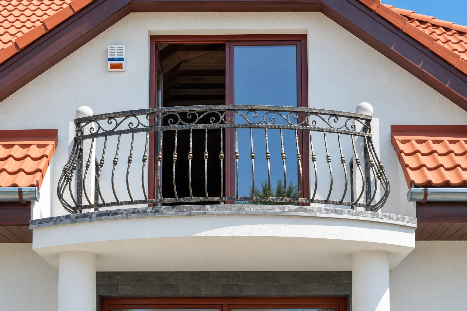 Kuta balustrada balkonowa zewnętrzna ornamentyka klasyczna, model BKZ30 — odtworzone ujęcie oryginalne. Wizualizacja AI.