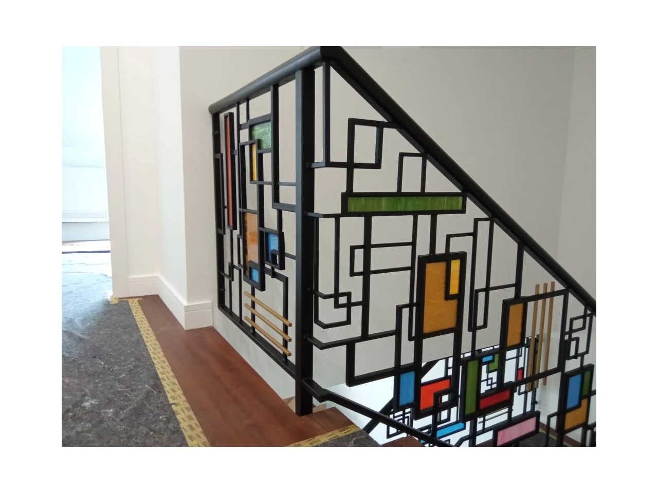 Wyrób kuty: Kuta Balustrada Schodowa Art Deco z Panelami Witrażowymi