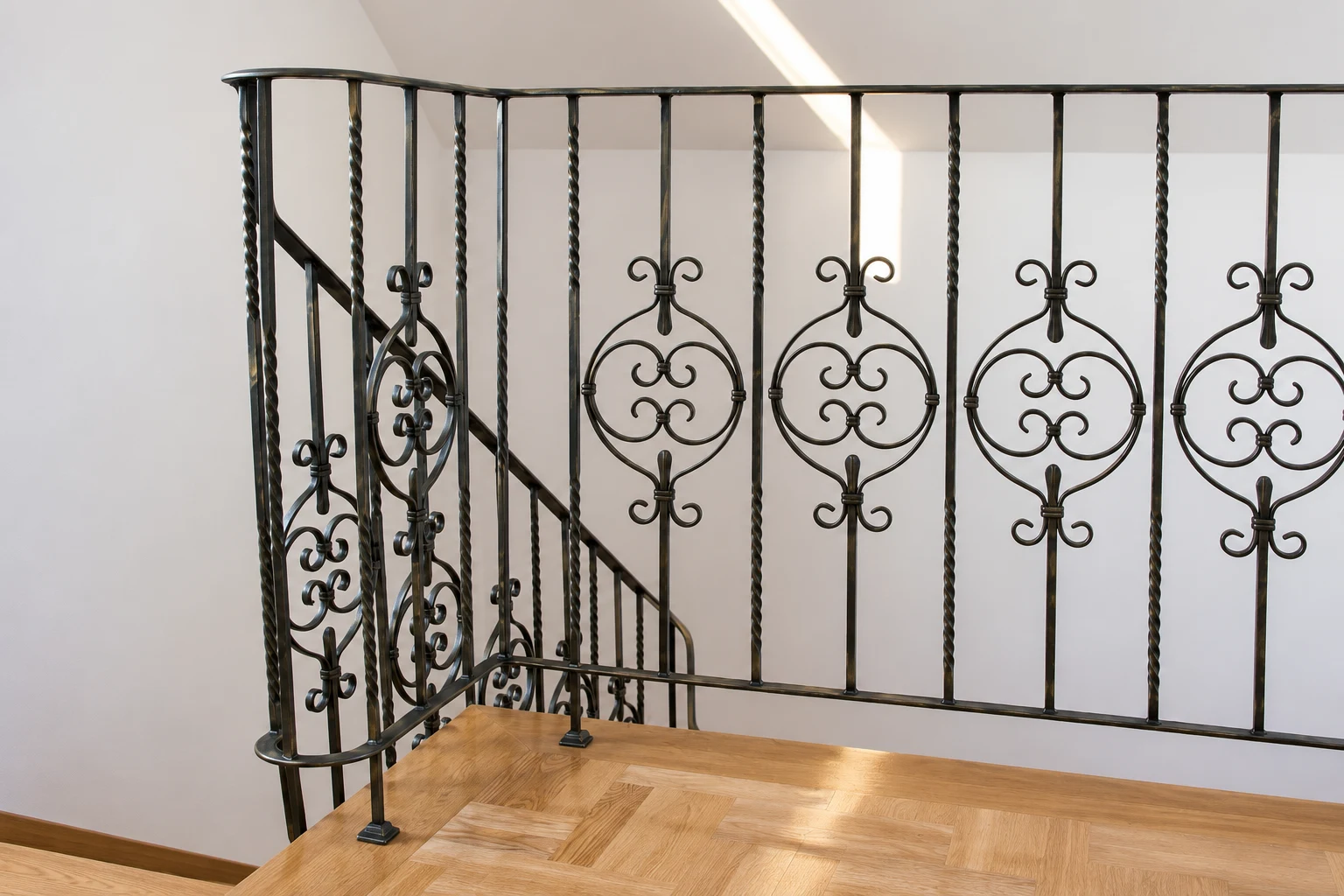 Kuta balustrada wewnętrzna klasyczna z ornamentyką zwojową, model BKW12 — odtworzone ujęcie oryginalne. Wizualizacja AI.