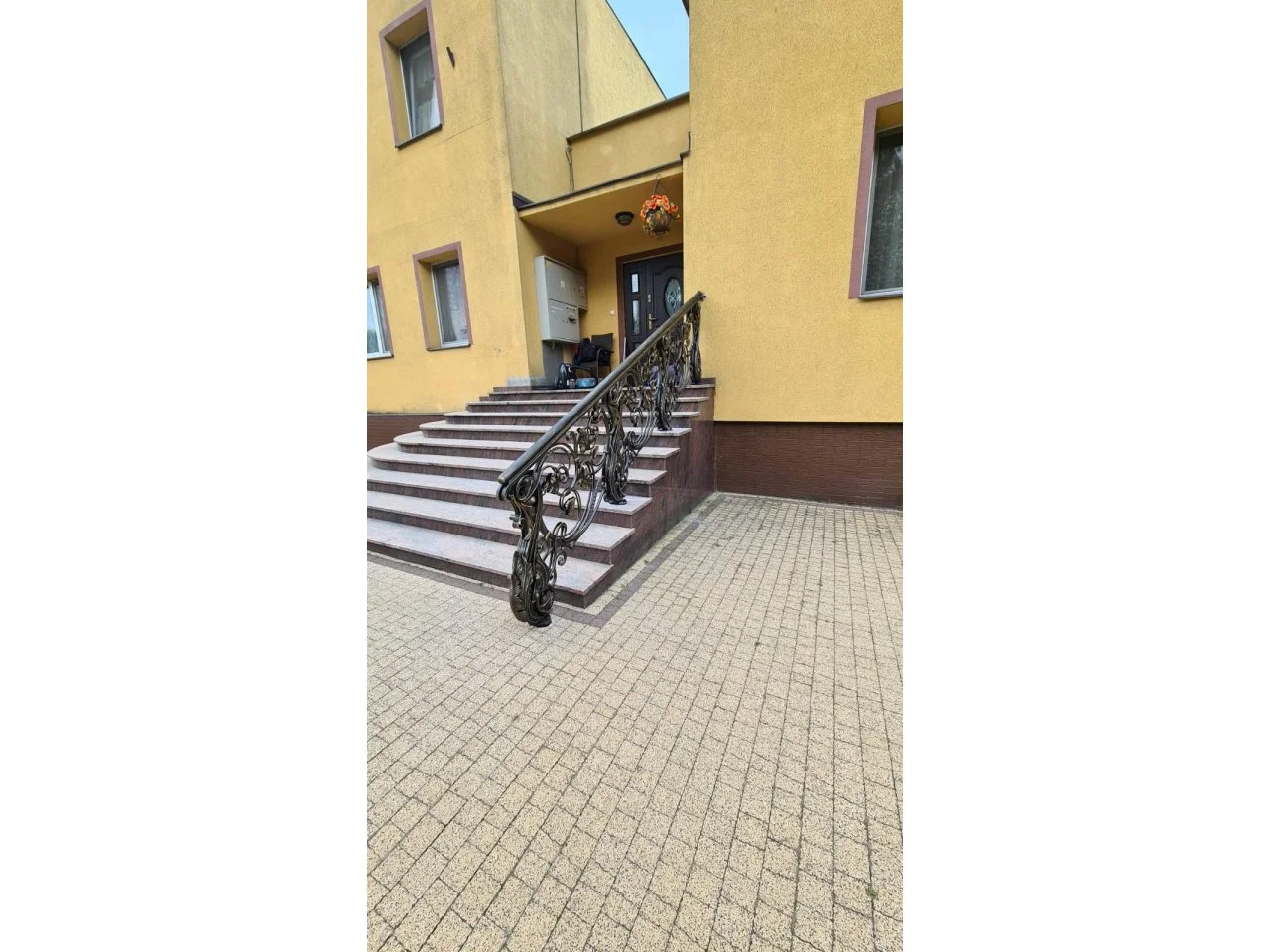Wyrób kuty: Kuta Balustrada Zewnętrzna z Motywami Liściastymi i Spiralnymi