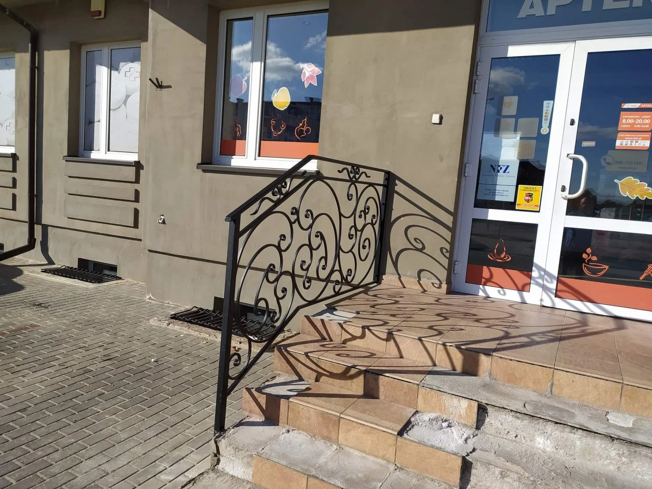 Wyrób kuty: Kuta Balustrada Zewnętrzna z Ornamentyką Klasyczną