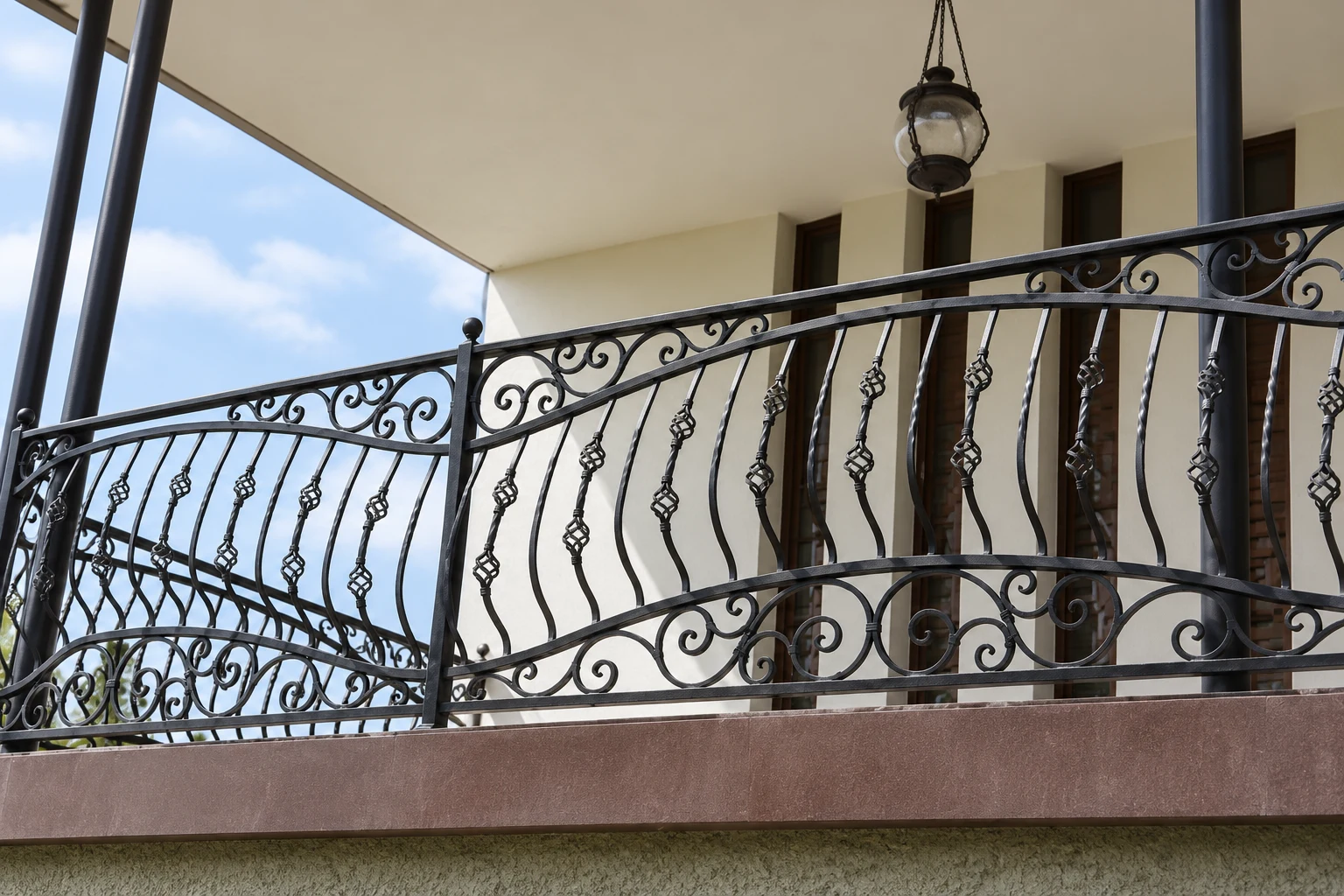 Kuta balustrada zewnętrzna z ornamentyką klasyczną, model BKZ04 — odtworzone ujęcie oryginalne. Wizualizacja AI.