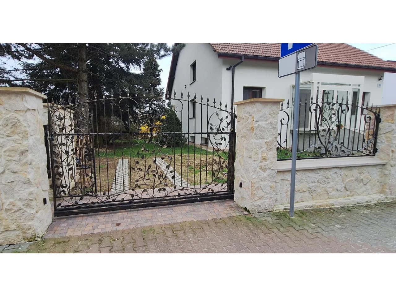 Wyrób kuty: Kuta Brama Przesuwna z Motywem Florystycznym