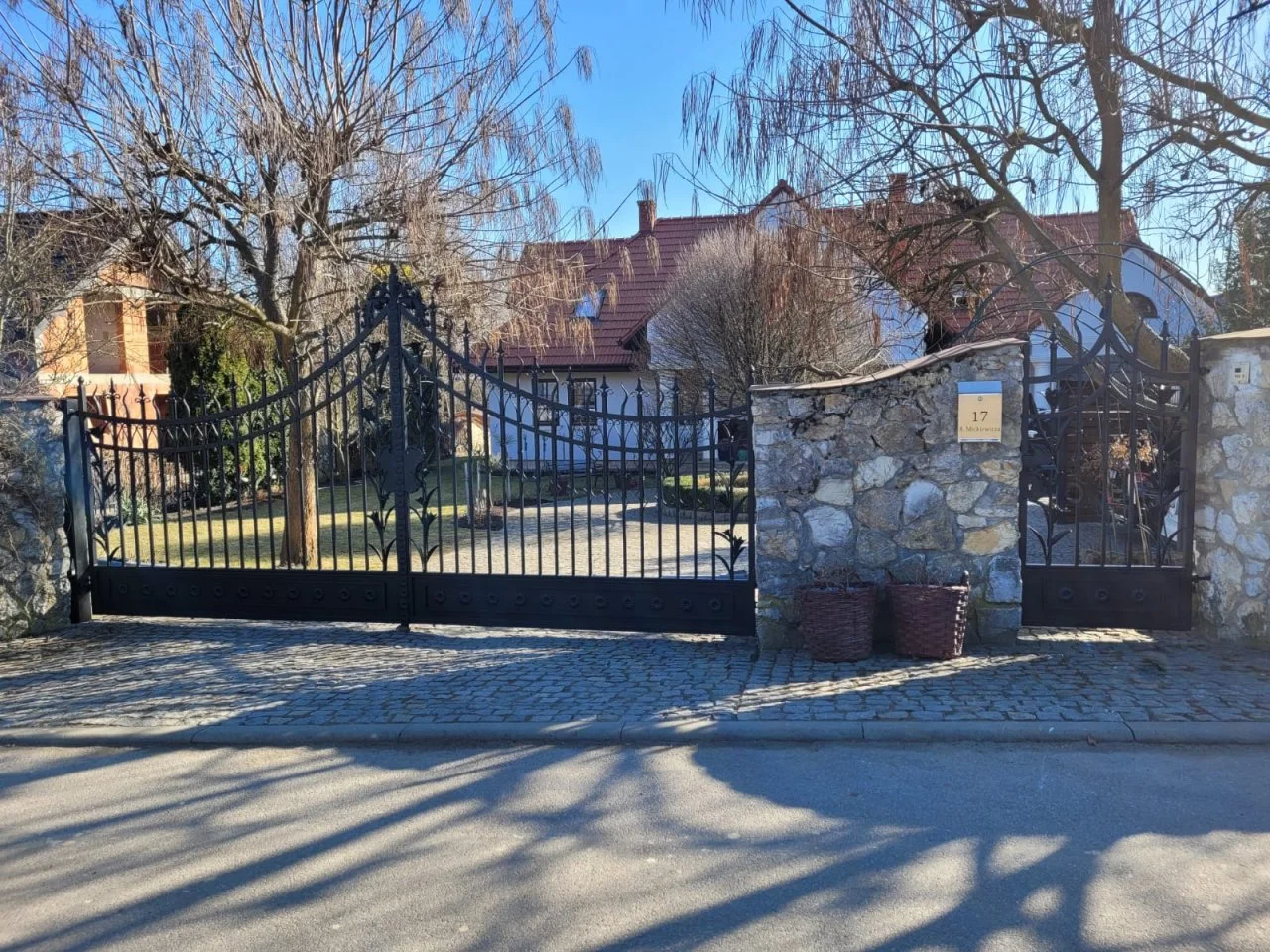 Wyrób kuty: Kuta Brama Rezydencjonalna Dwuskrzydłowa z Ornamentem Lilii