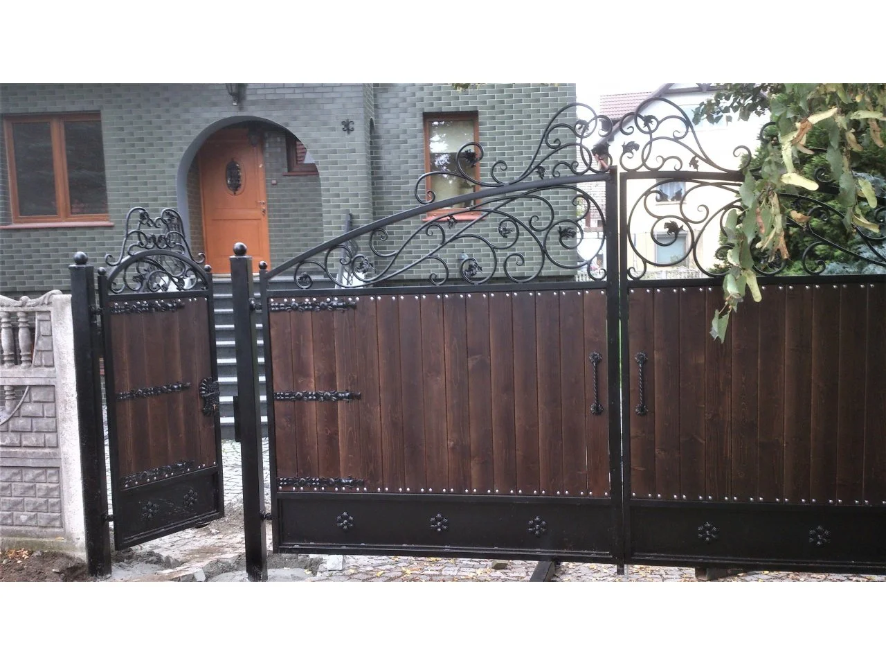 Wyrób kuty: Kuta Brama Wjazdowa Dwuskrzydłowa z Elementami Drewnianymi i Rococo Ornamentyką