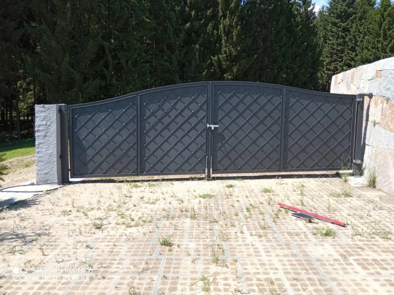 Wyrób kuty: Kuta Brama Wjazdowa Dwuskrzydłowa z Geometrycznym Wypełnieniem Kratowym