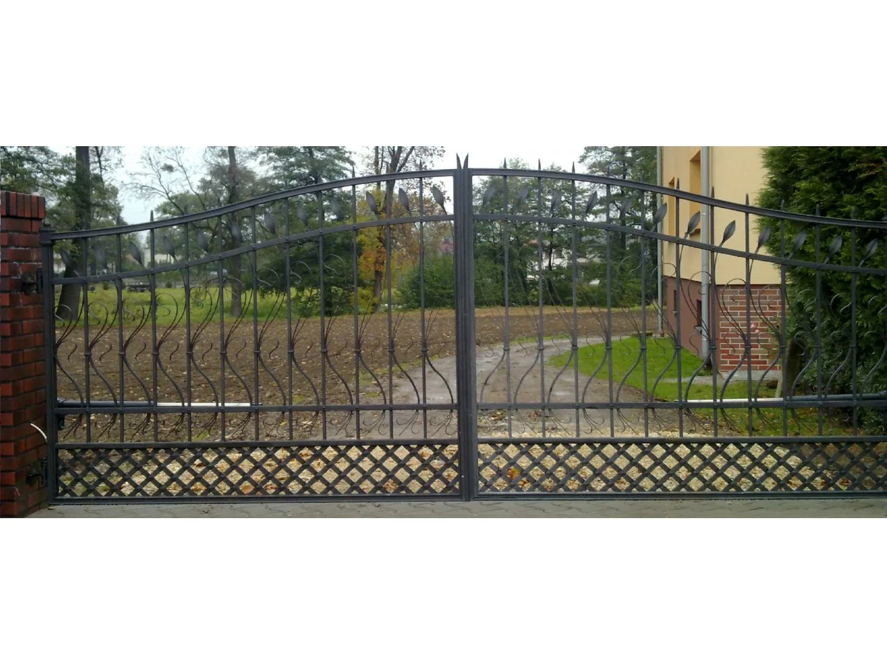 Wyrób kuty: Kuta Brama Wjazdowa Dwuskrzydłowa z Ornamentyką Florystyczną i Panelem Kratownicowym