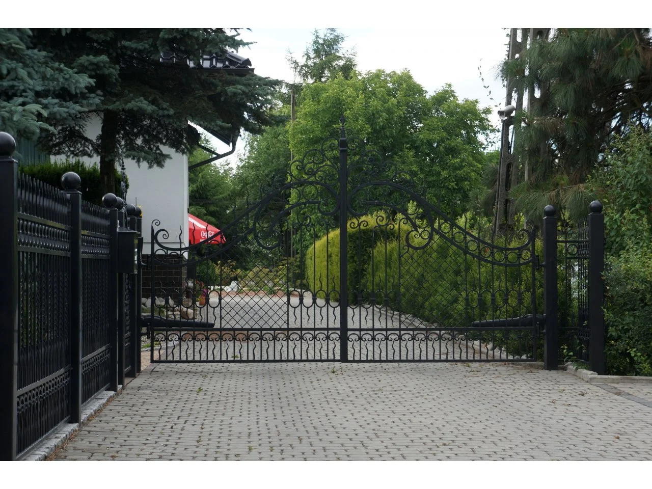 Wyrób kuty: Kuta Brama Wjazdowa Uchylna z Ozdobnymi Ornamentami