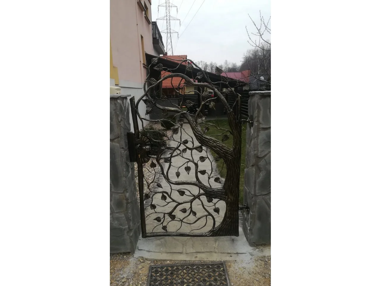 Wyrób kuty: Kuta furtka ogrodzeniowa z naturalistycznym motywem drzewa