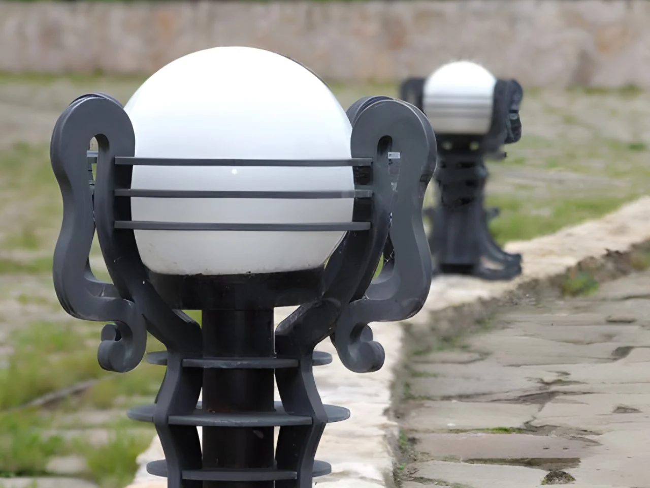 Wyrób kuty: Kuta Lampa Ogrodowa Słupkowa z Elementami Stylizowanymi