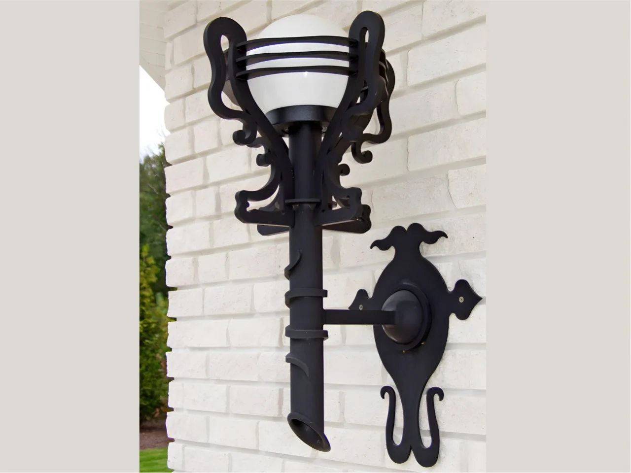 Wyrób kuty: Kuta Lampa Ścienna Ornamentacyjna Elewacyjna