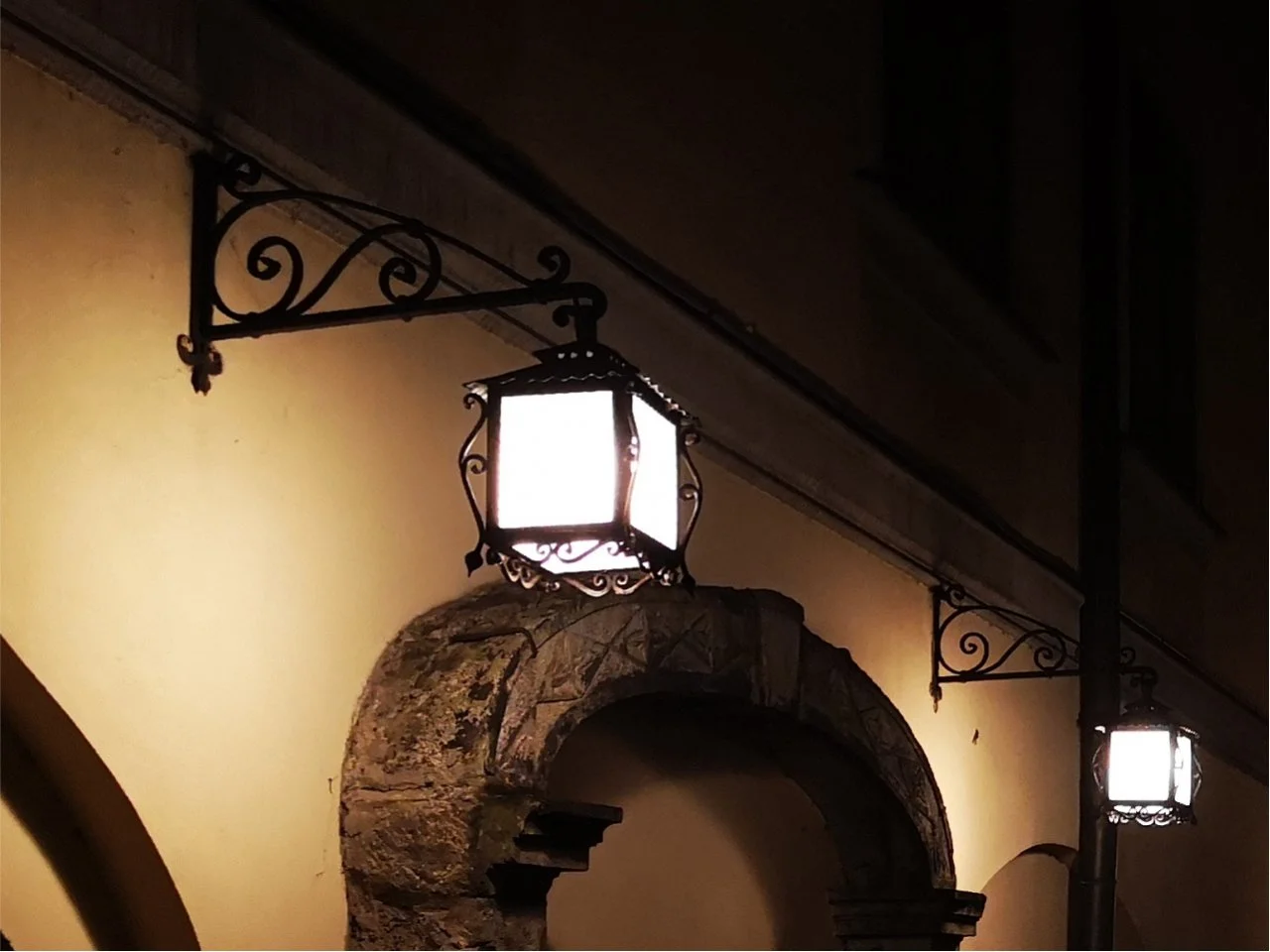 Wyrób kuty: Kuta Lampa Ścienna Zewnętrzna Klasyczna