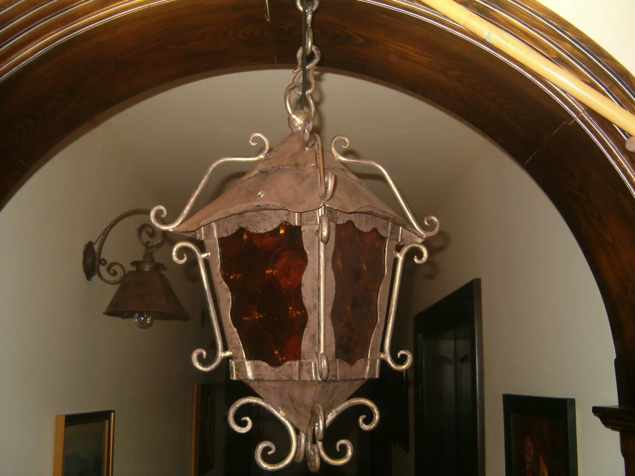 Wyrób kuty: Kuta Lampa Wisząca w Stylu Rustykalno-Ornamentalnym