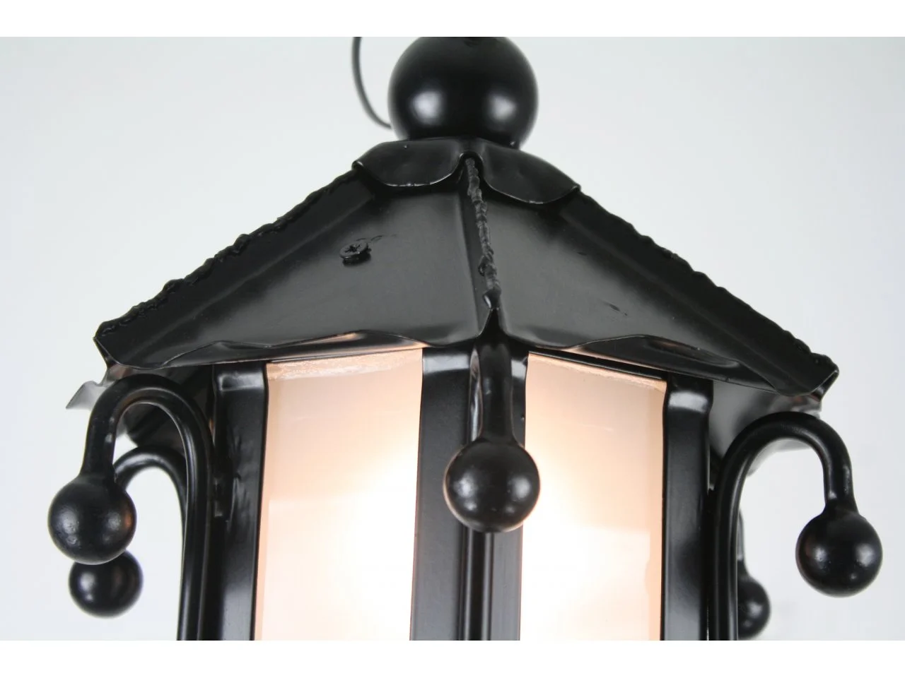 Wyrób kuty: Kuta Lampa Wisząca z Ornamentyką Kowalską