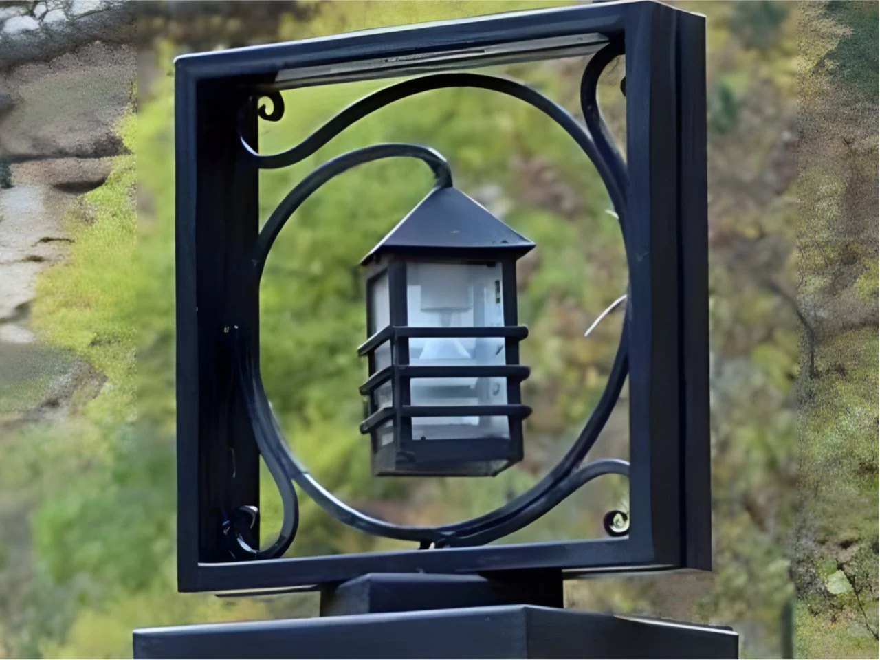 Wyrób kuty: Kuta Lampa Zewnętrzna Słupkowa Kwadratowa z Spiralnym Ornamentem