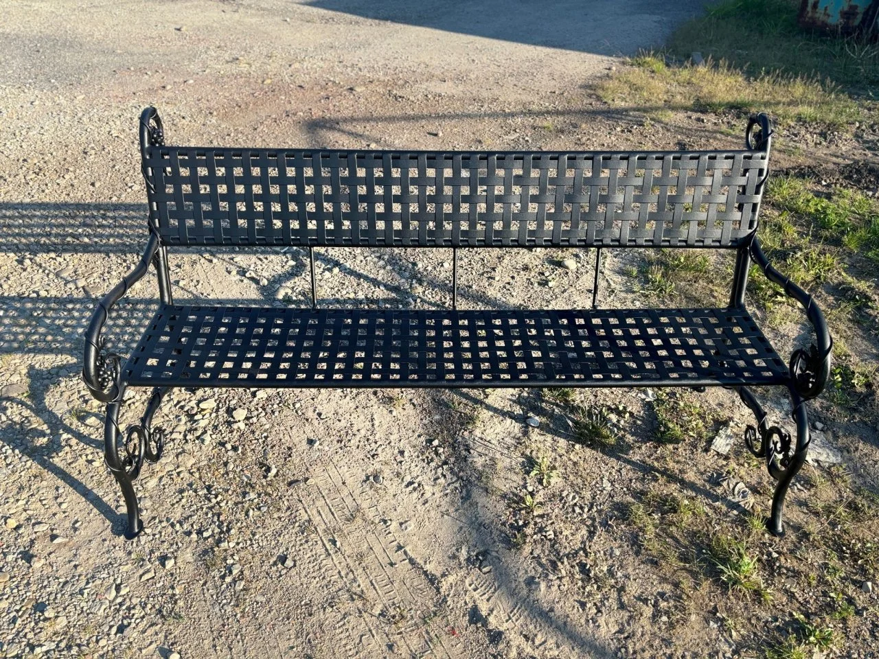 Wyrób kuty: Kuta Ławka Ogrodowa Ornamentalna z Motywem Winorośli