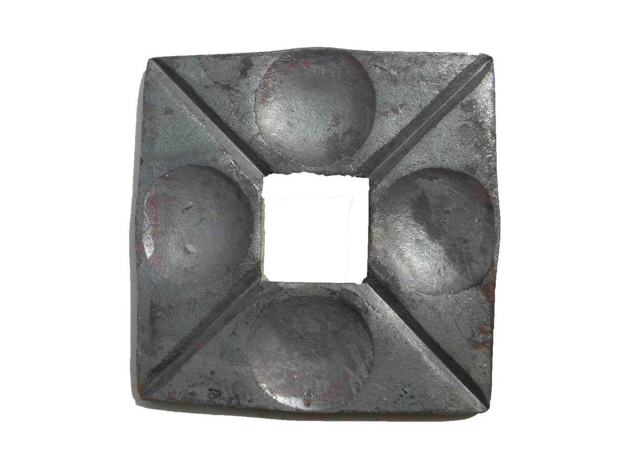 Wyrób kuty: Kuta maskownica stalowa ozdobna do ogrodzeń i balustrad 90x90 mm otwór 26x26 mm