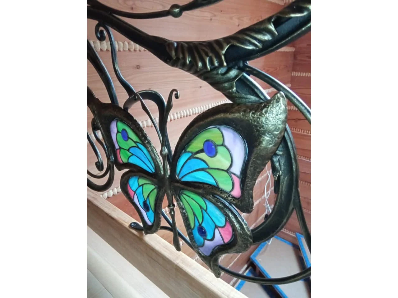 Wyrób kuty: Kuta rozeta metalowa z motywem witrażowym motyla 110x75 cm