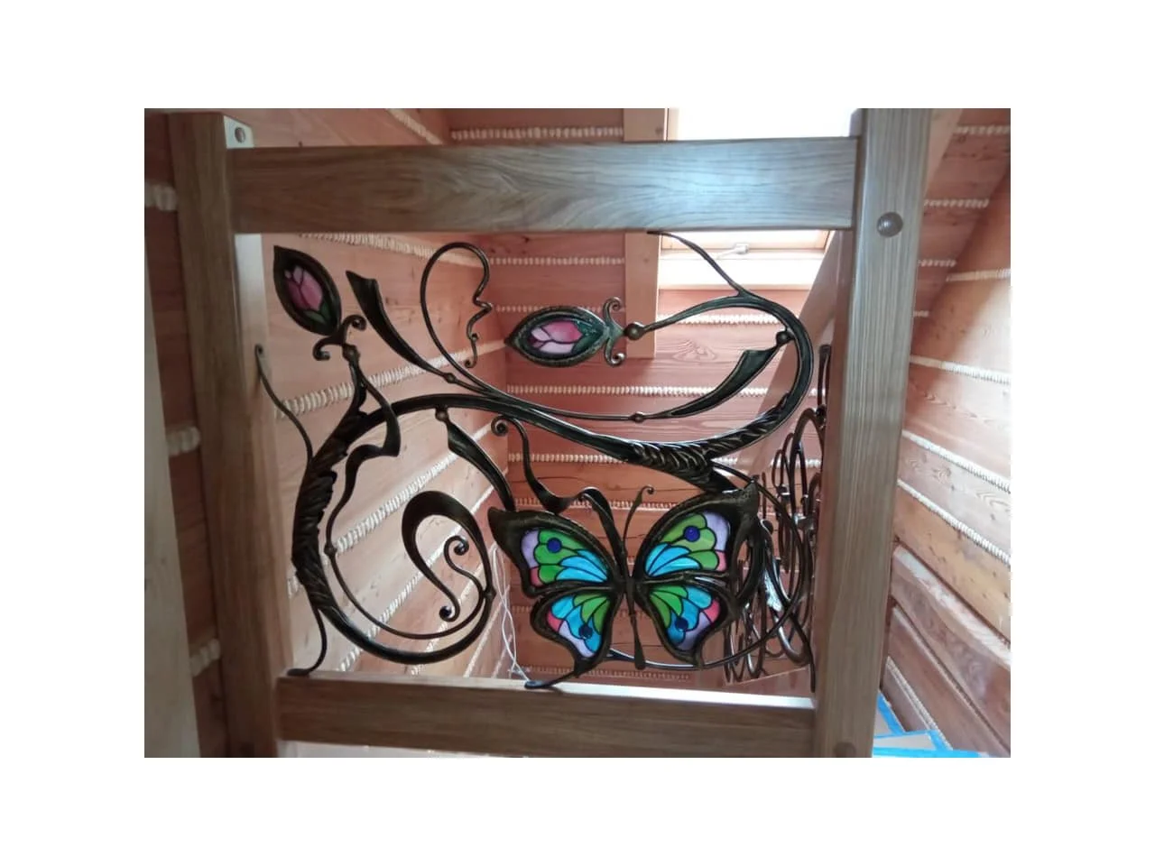 Wyrób kuty: Kuta rozeta metalowa z motywem witrażowym motyla 110x75 cm