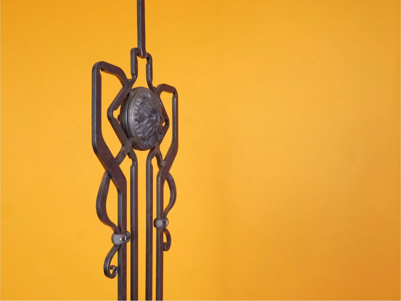 Wyrób kuty: Kuta tralka balustradowa ozdobna z rozetą 25 cm 950 mm