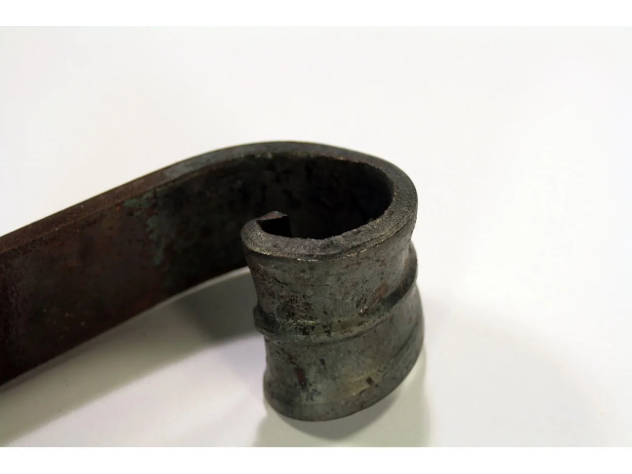 Wyrób kuty: Kuta tralka gięta ozdobna do balustrad 860x180 mm 45x4 mm