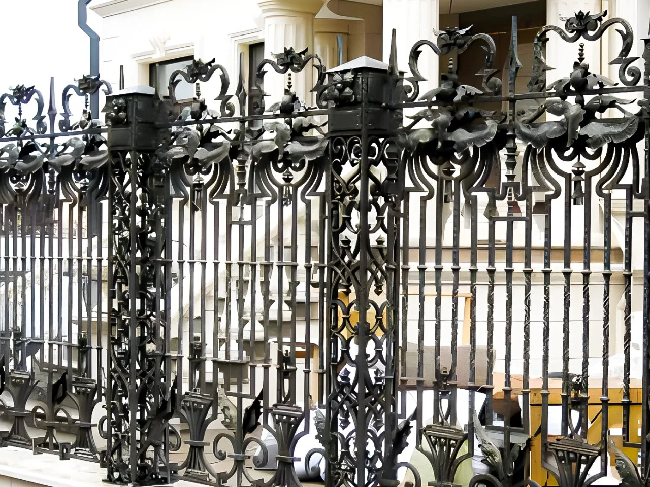 Wyrób kuty: Kute ogrodzenie metalowe w stylu neobarokowym