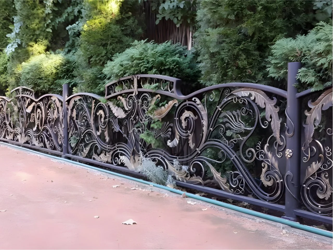 Wyrób kuty: Kute ogrodzenie posesyjne z ornamentyką florystyczną w estetyce barokowej