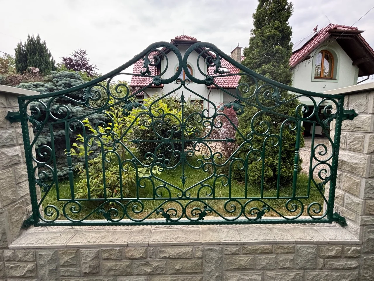 Wyrób kuty: Kute Ogrodzenie Posesyjne z Ornamentyką Klasyczną