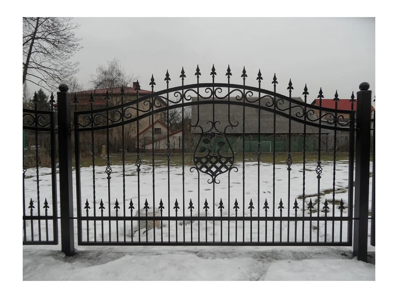 Wyrób kuty: Kute Ogrodzenie Posesyjne z Ornamentyką Klasyczną i Grotami Wiktoriańskimi