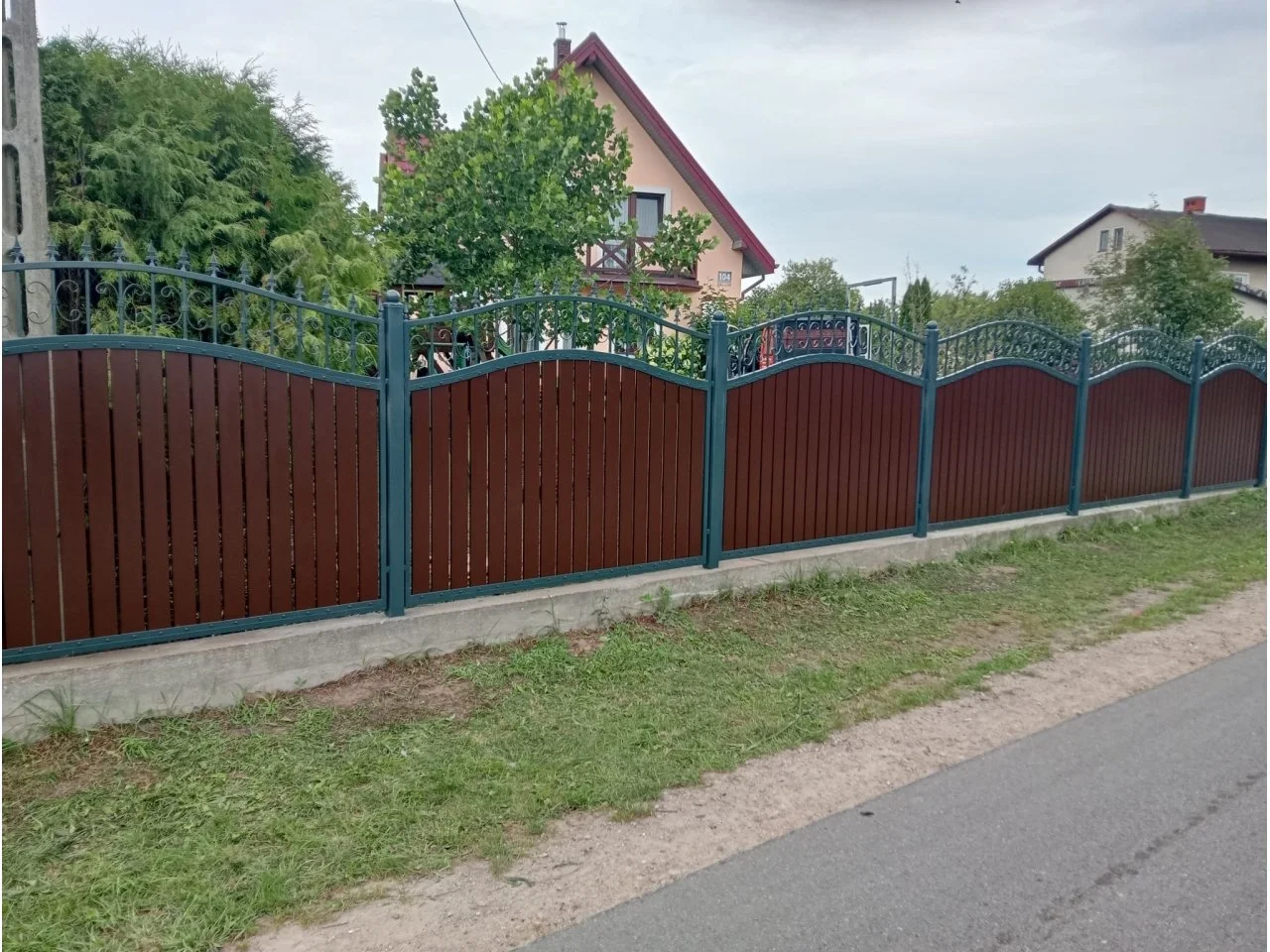 Wyrób kuty: Kute Ogrodzenie Posesyjne z Panelami Stalowymi Imitującymi Drewno