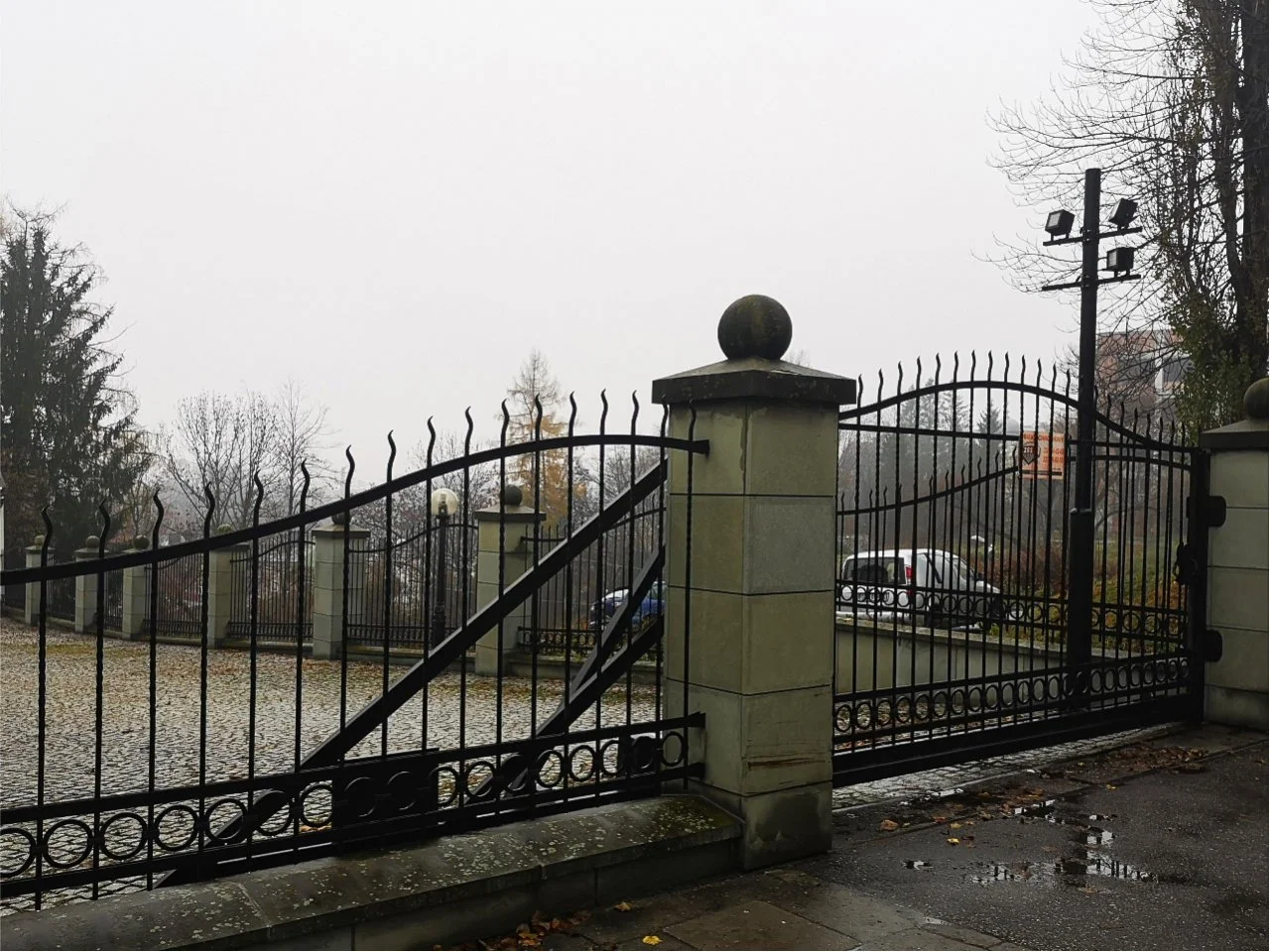 Wyrób kuty: Kute Ogrodzenie Rezydencjalne z Ornamentyką Klasyczną