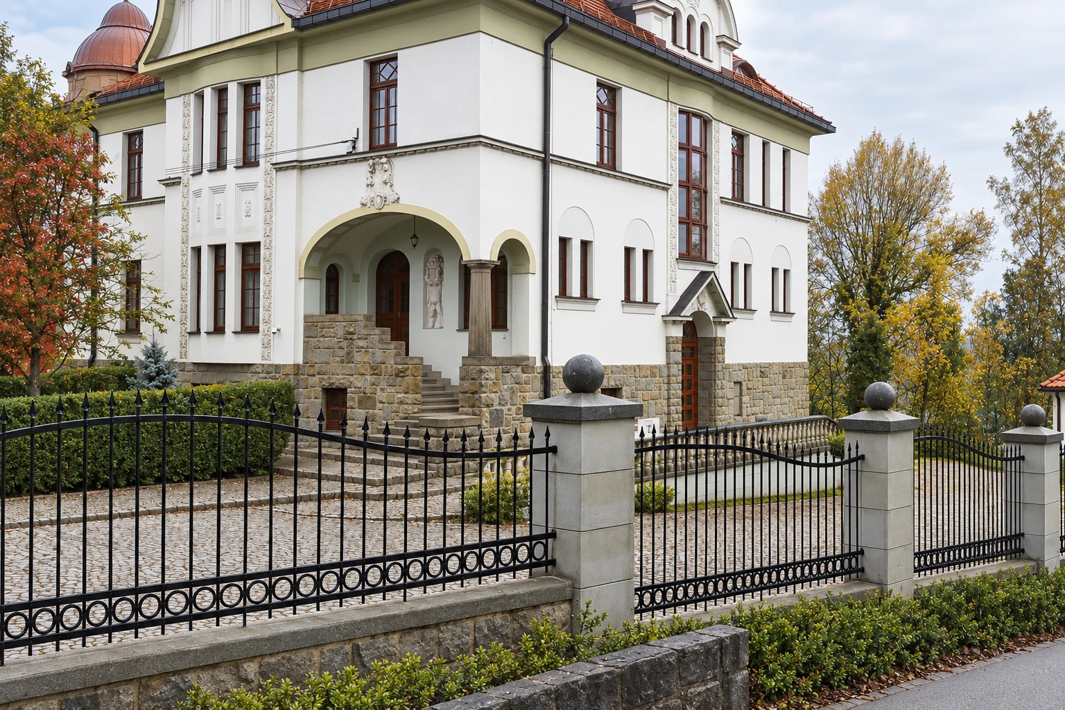 Kute ogrodzenie rezydencjalne z ornamentyką klasyczną, model ok162 — odtworzone ujęcie oryginalne. Wizualizacja AI.