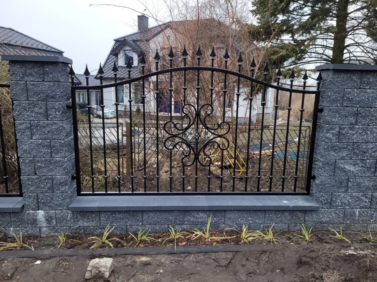Wyrób kuty: Kute Przęsło Ogrodzeniowe Klasyczne z Ornamentem Secesyjnym