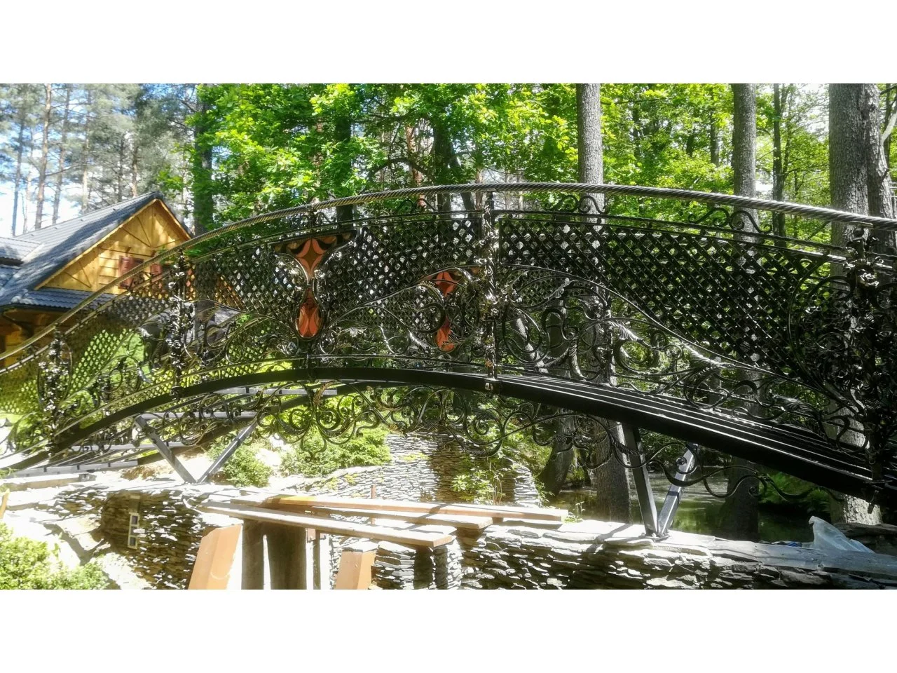 Wyrób kuty: Kuty Most Ogrodowy z Balustradą Ornamentalną