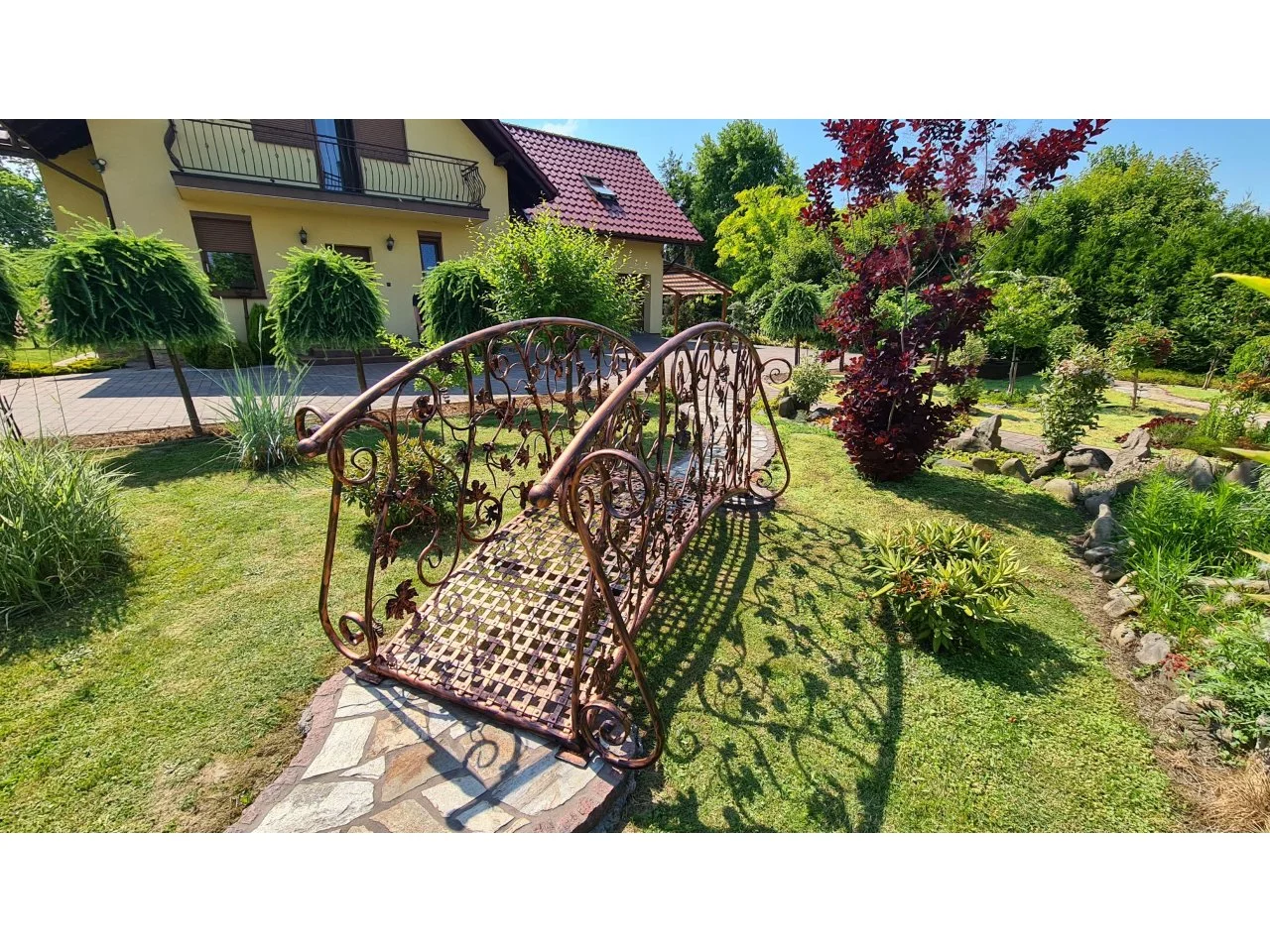 Wyrób kuty: Kuty Mostek Ogrodowy z Balustradą Ornamentalną