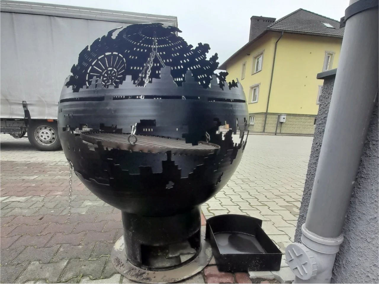 Wyrób kuty: Kuty Sferyczny Grill Ogrodowy z Grawerowanym Wzorem