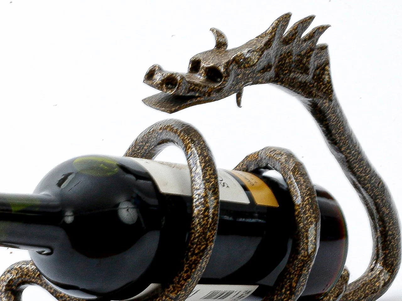 Wyrób kuty: Kuty Stalowy Stojak na Wino: Motyw Smoka