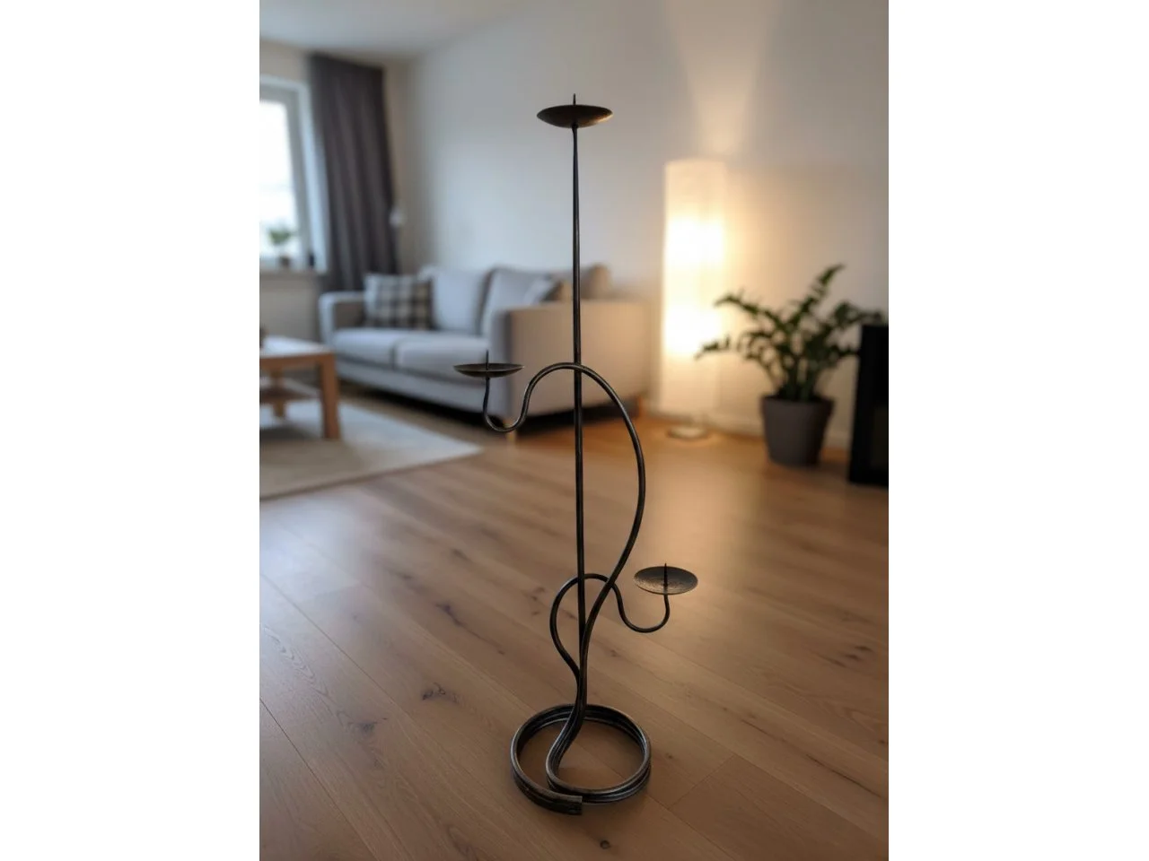 Wyrób kuty: Kuty świecznik podłogowy trójpłomienny, organiczny design