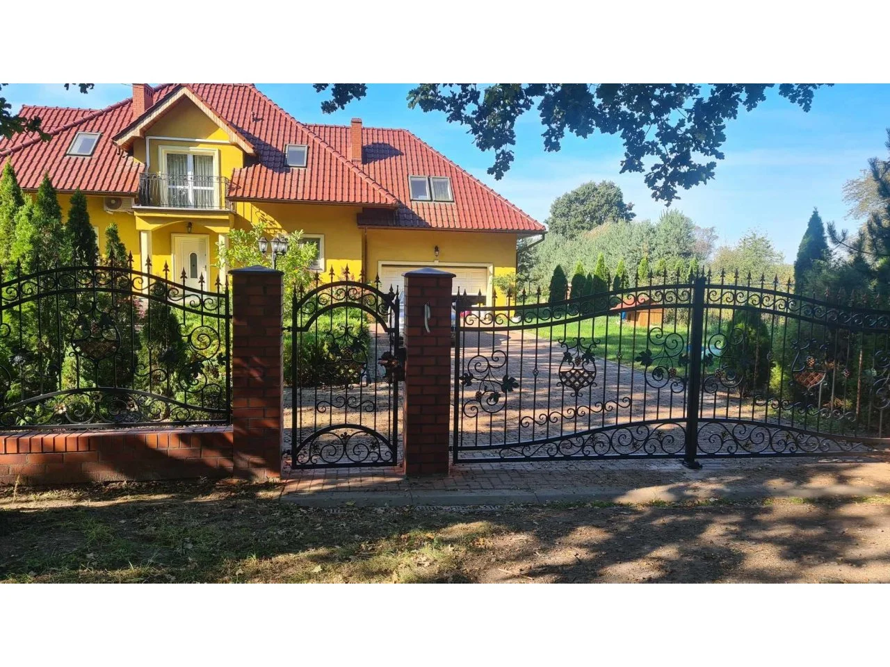 Wyrób kuty: Kuty Zespół Bramny z Ornamentem Winorośli i Patyną Wielobarwną