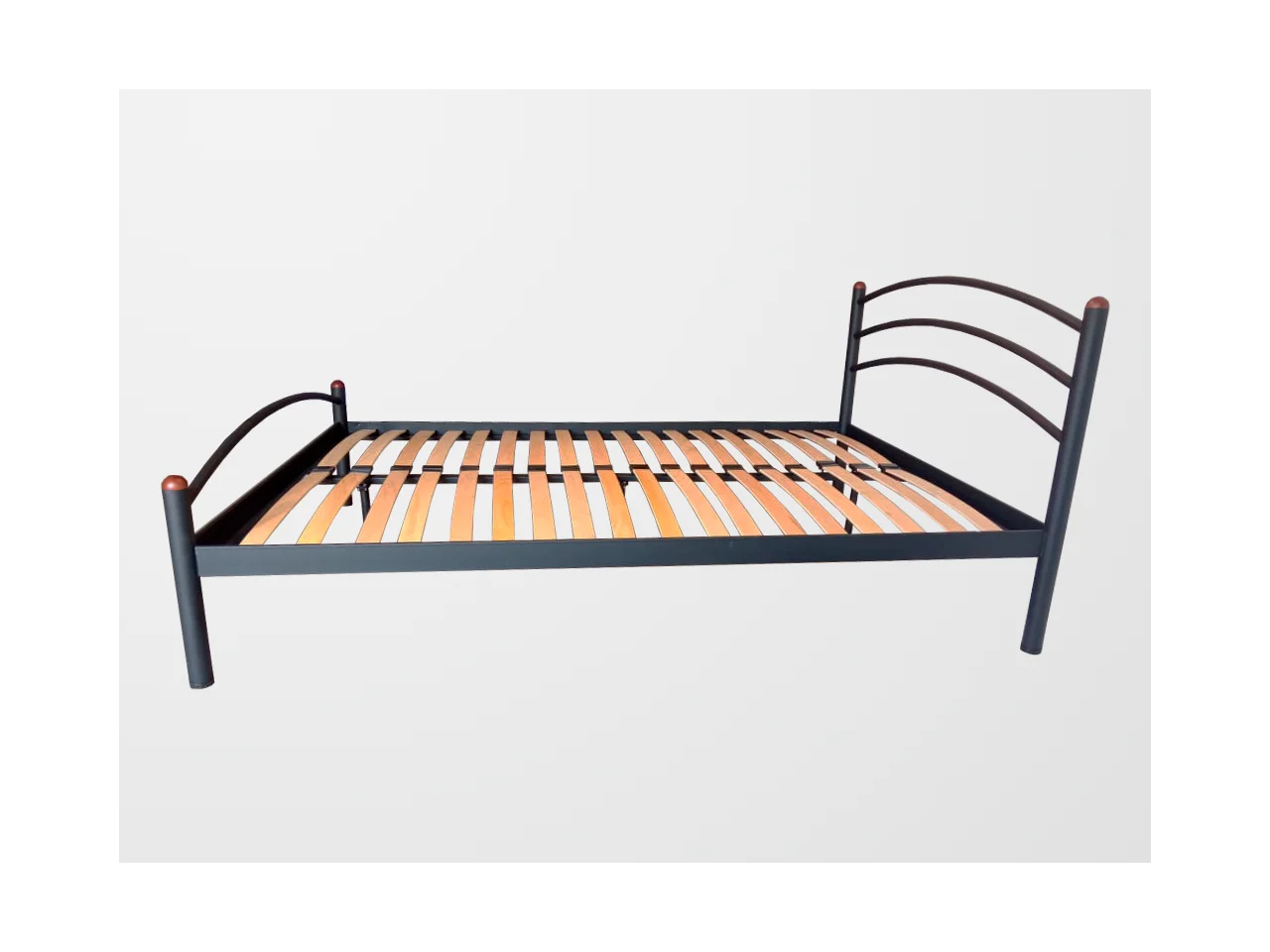 Wyrób kuty: Łóżko metalowe kute 140x200 Loft z bukowym stelażem